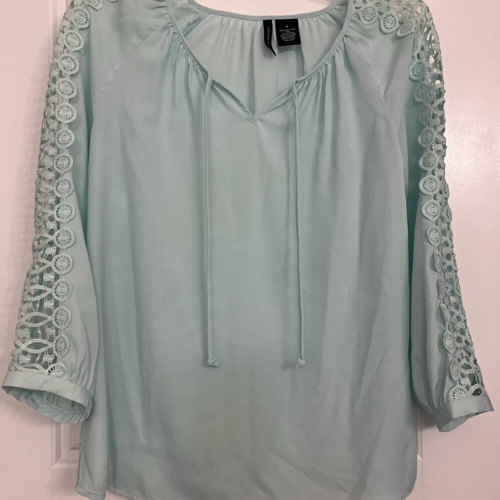 New Directions mint green top with eyelet lace sleeves